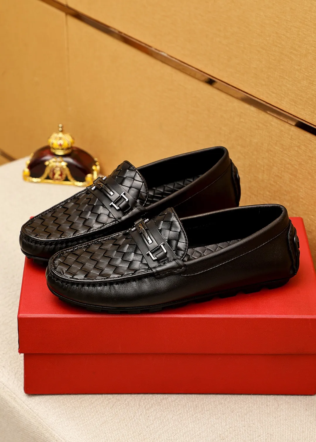 Men's shoes 💰360 💐 Product trademark: Ferragamo "Ferragamo" bean shoes Regular size: 38-44 (45.46🉑️customized) Product materials: Selected imported woven cowhide upper + classic hardware buckle, imported pig leather lining. Strong three-dimensional visual effect, original outsole color: 1⃣️color optional